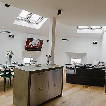 Huge 3-bed Duplex W Sauna, Jacuzzi, Terrace & Ac * Prag