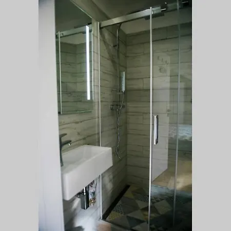 Huge 3-bed Duplex W Sauna, Jacuzzi, Terrace & Ac Prag