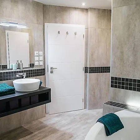 Daire Huge 3-bed Duplex W Sauna, Jacuzzi, Terrace & Ac Prag